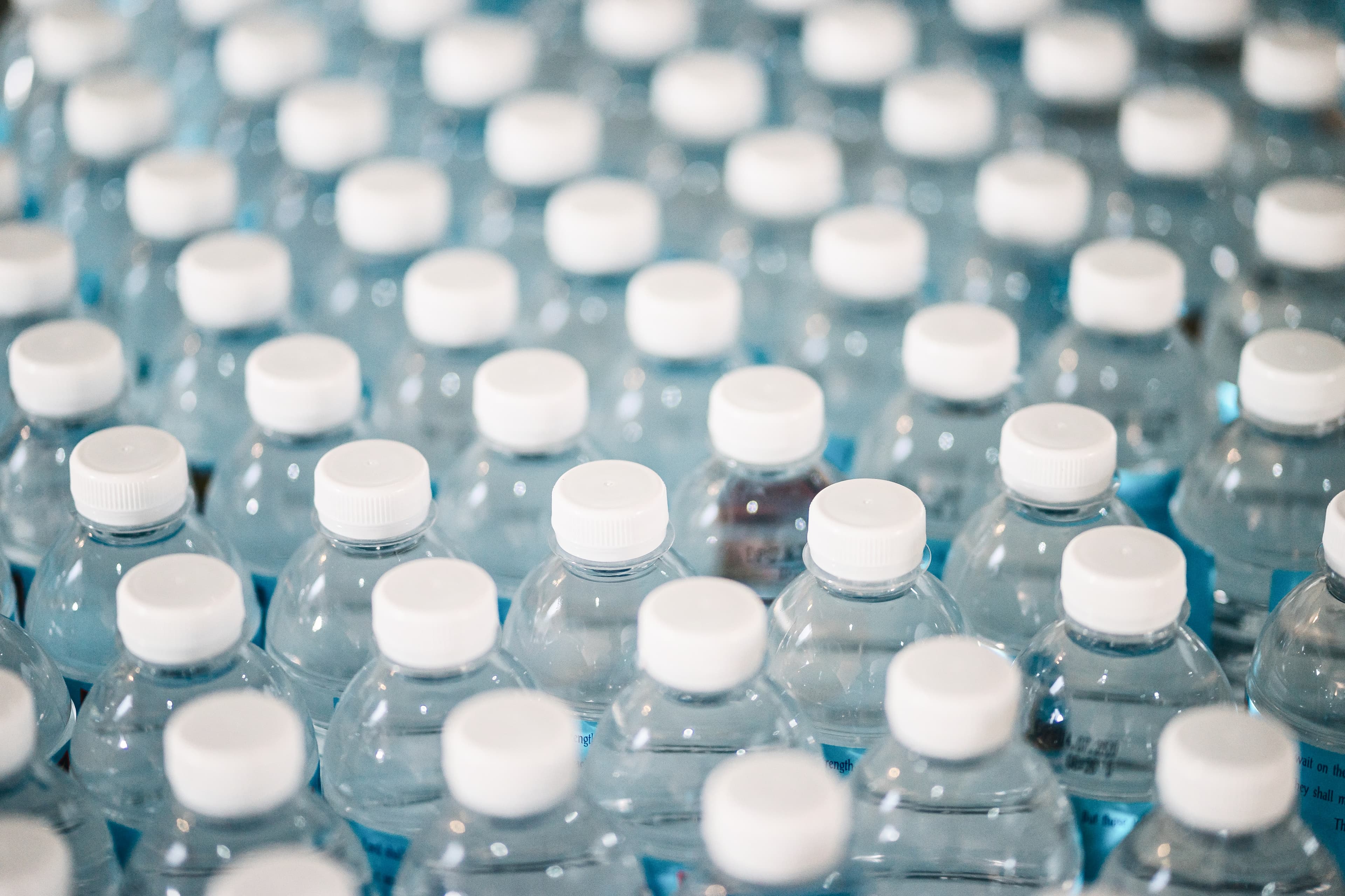 L’Europe impose des bouteilles composées de matériaux recyclés