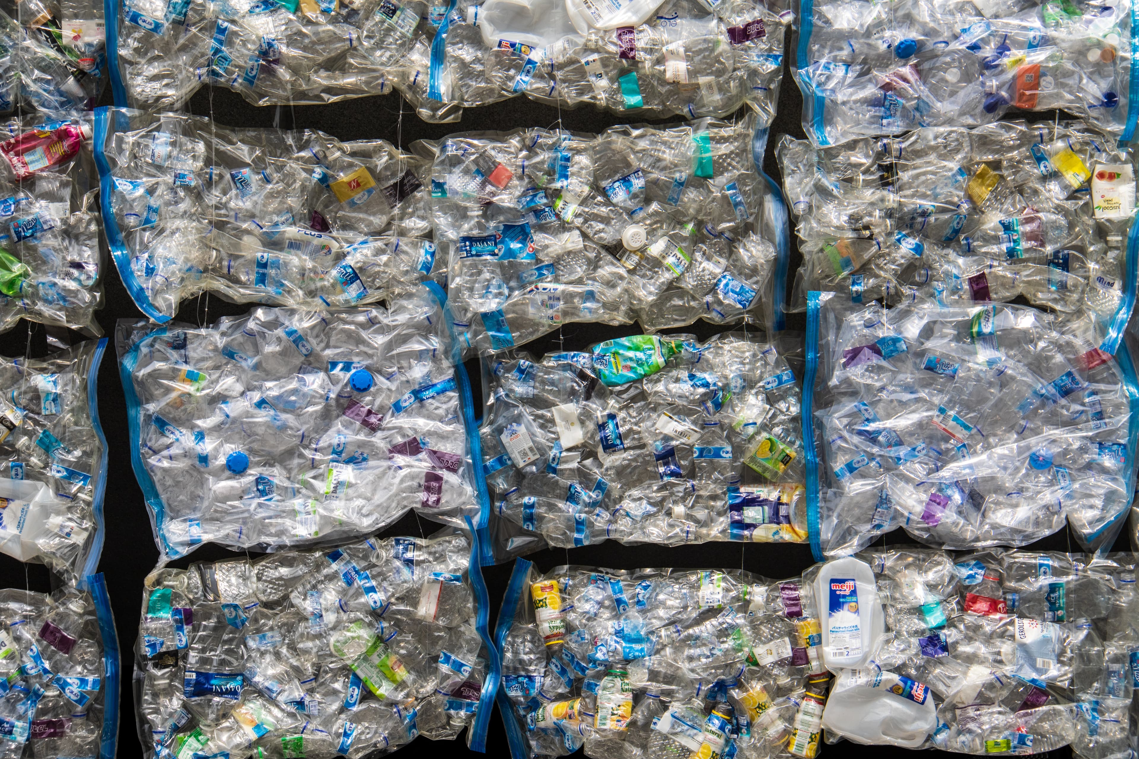 Denuo s'exprime devant la presse au sujet de la crise du recyclage plastique